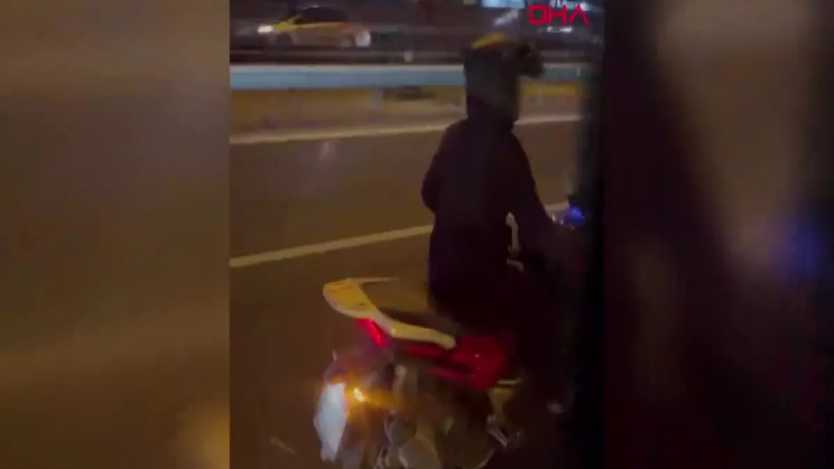 Trafikte tartıştığı İETT şoförüne elindeki cismi fırlattı! Yolcuların panik anları kamerada videosunu izle Trafikte tartıştığı İETT şoförüne elindeki cismi fırlattı! Yolcuların panik anları kamerada videosunu izle