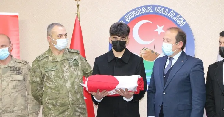 Çanakkale’ye götürülecek olan Türk bayrağı Şırnaklı Ahmet’e teslim edildi