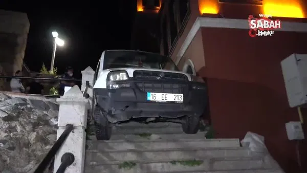 Tarihi surlardan araç ile inmek istedi, merdivende asılı kaldı | Video