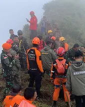 Endonezya’da uçak dağa çakıldı