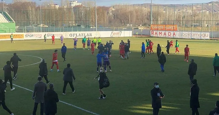 Sivas Belediyespor - Afyonspor maçında yumruklar havada uçuştu!