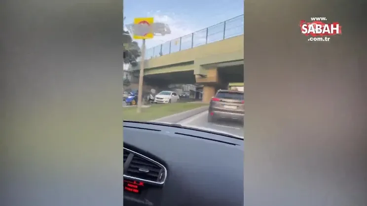 SON DAKİKA | Bakırköy'de feci kaza: TIR köprüye çarptı, aracın üzerine devrildi