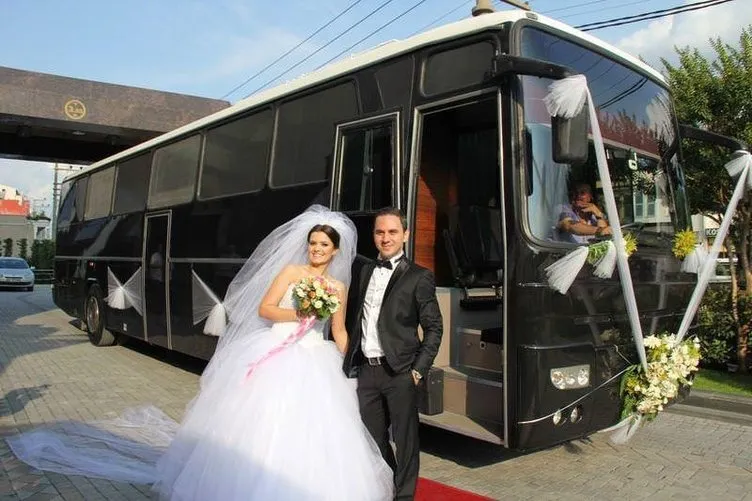 Düğün otobüsü trafiği renklendirdi