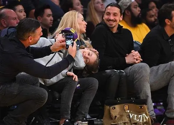 Adriana Lima NBA maçına damga vurdu!