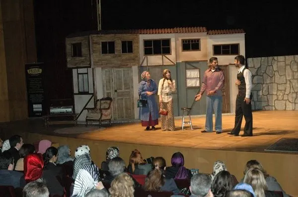 'Huzur Sokağı' tiyatro sahnesinde