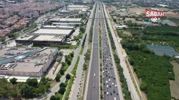 İzmir'de tatil beldelerine giden yollarda uzun araç kuyrukları oluştu | Video