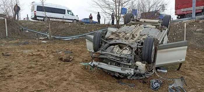 Elazığ’da otomobil bariyerlere çarparak takla attı: 6 yaralı