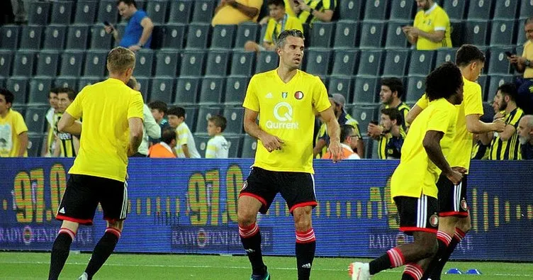 Fenerbahçe tribünlerden Robin van Persie’ye destek