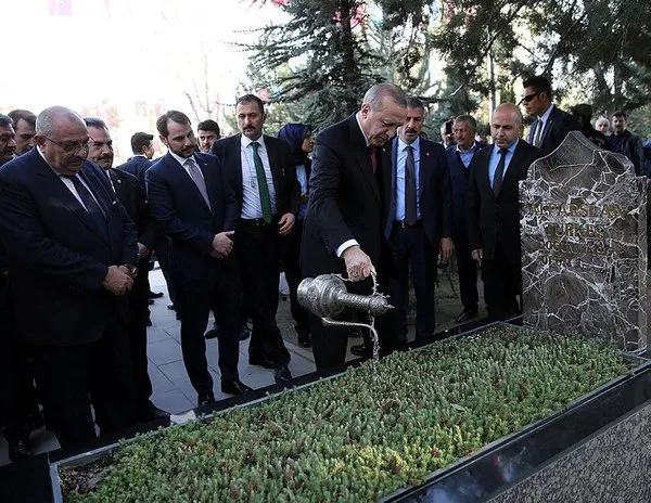 Cumhurbaşkanı Erdoğan Alparslan Türkeş'in mezarını ziyaret etti