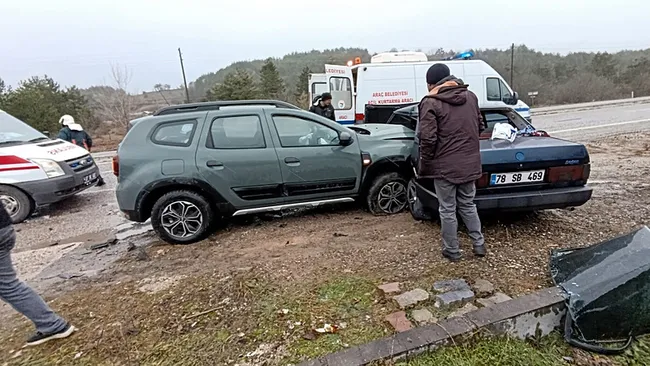 kastamonuda-2-otomobilin-carpismasi-sonucu-4-kisi-yaralandi-1734128025121.jpeg