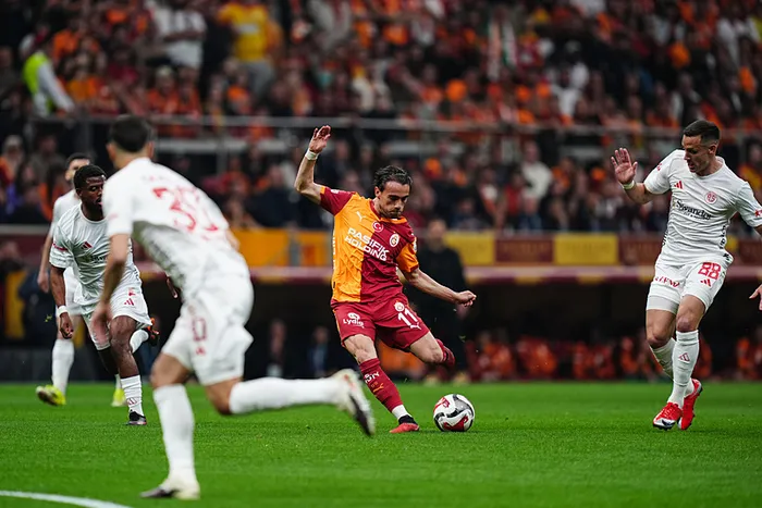 canli-super-ligde-galatasaray-antalyaspor-maci-1778348358083.jpeg