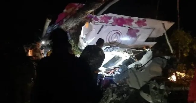 Rusya'da motoru alev alan uçak sert iniş yaptı: 4 ölü