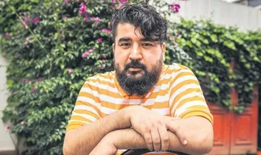 Yılana konser verdi