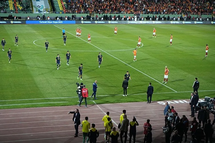 Son dakika haberi: Süper Kupa’da flaş anlar! Fenerbahçe, Galatasaray karşısında sahadan çekildi...