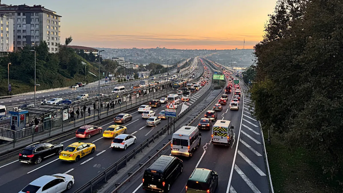 İstanbul'da trafik yine kilit! Yoğunluk yüzde 89'a ulaştı haber görseli