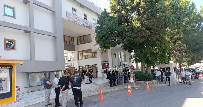 SON DAKİKA... Antalya Manavgat Belediyesi'ne yolsuzluk operasyonu: Niyazi Nefi Kara gözaltına alındı! - Son Dakika Haberler