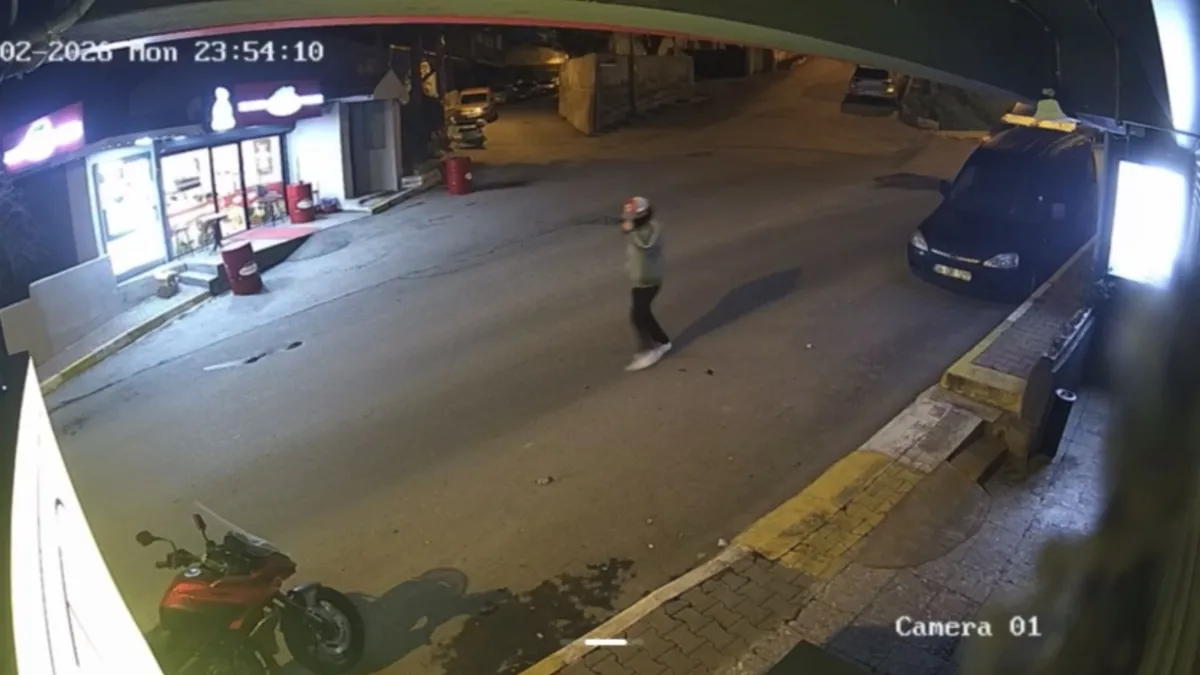 İstanbul – Sarıyer’de silahla havaya ateş açtı tutuklandı: İşi 30 bin liraya aldım parayı alamadım İstanbul – Sarıyer’de silahla havaya ateş açtı tutuklandı: İşi 30 bin liraya aldım parayı alamadım