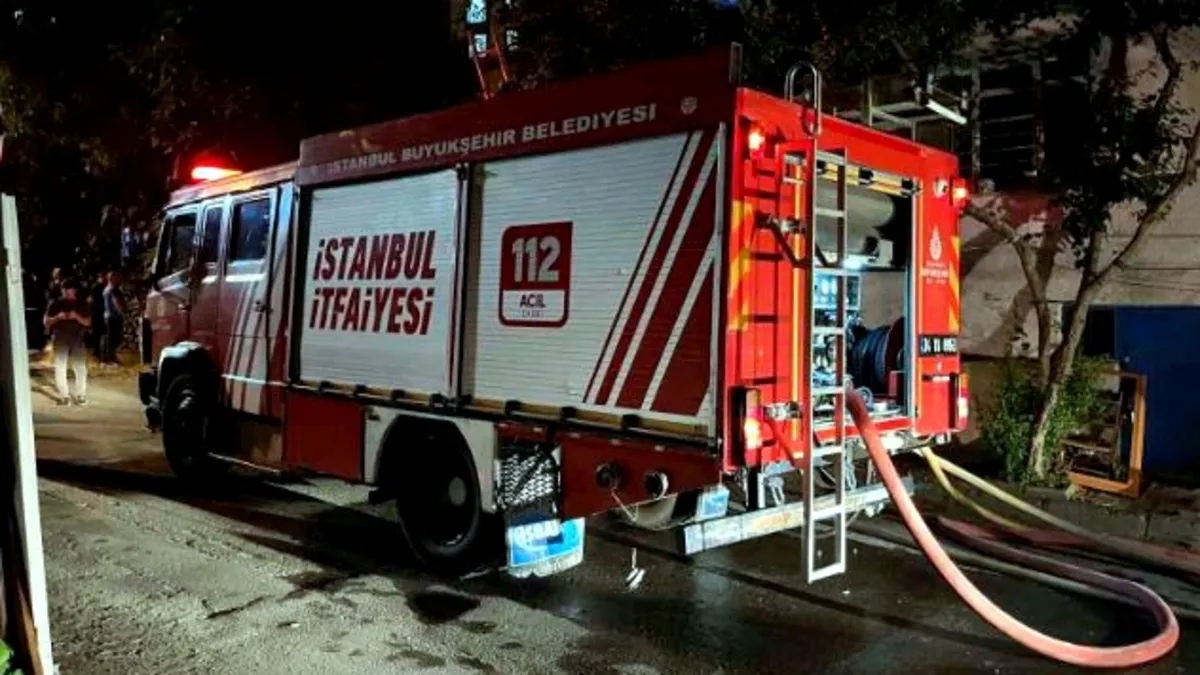 Gaziosmanpaşa'da yanan bir gecekondu