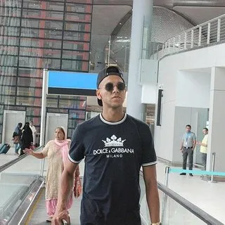 Joef de Souza tatil için gelmiş