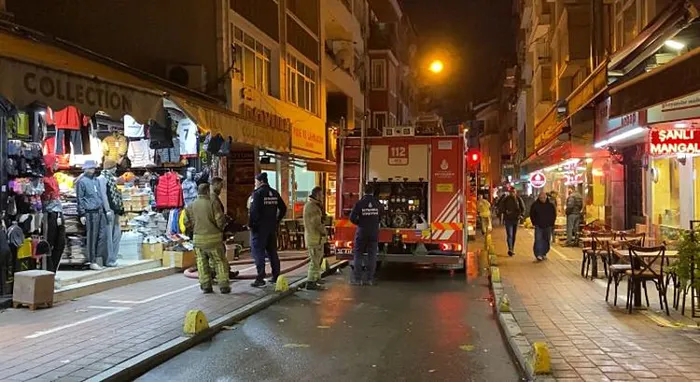 istanbul-fatihte-otoparkta-yangin-2-katli-binaya-sicradi-ekipler-seferber-oldu-1766940636143.jpg