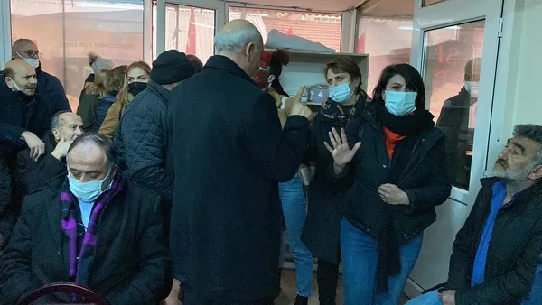 chpliler-kadinlari-yuhalayarak-parti-binasindan-disari-atti-1647445318977.jpg CHP’liler kadınları yuhalayarak parti binasından dışarı attı