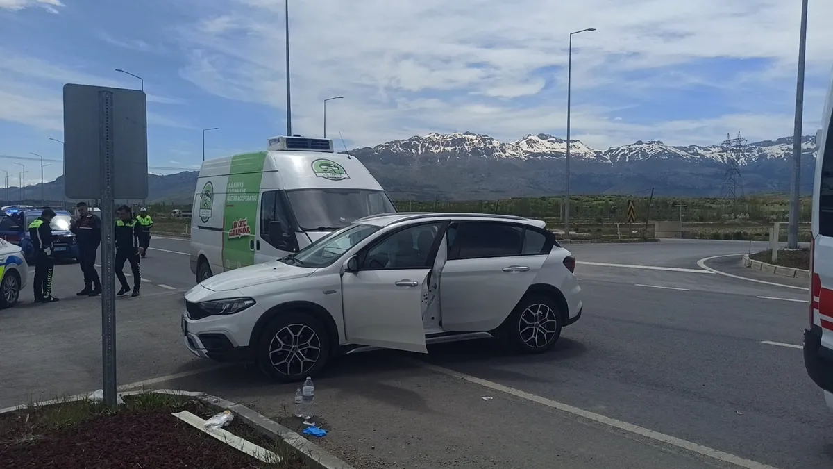 Konya’da korkutan kaza: Otomobil ile kamyonet birbirine girdi! 4 yaralı Konya’da korkutan kaza: Otomobil ile kamyonet birbirine girdi! 4 yaralı