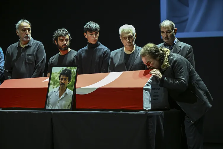 Cenazede Tuğçe Tayfur ile birbirlerine küfür yağdırmışlardı! Ferdi Tayfur’un yeğeni Şirin Gözalıcı’dan açıklama geldi: O küfür eden kişi...