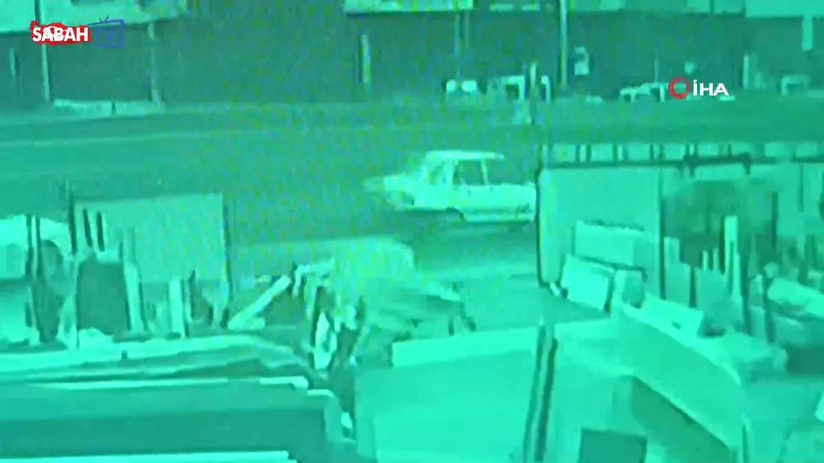 Antalya’da tur minibüsü çarptığı otomobildeki yolcu camdan düştü! Kaza anı kamerada | Video videosunu izle Antalya’da tur minibüsü çarptığı otomobildeki yolcu camdan düştü! Kaza anı kamerada | Video videosunu izle