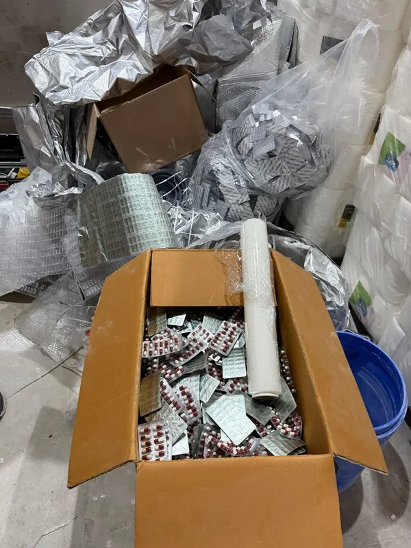 uyusturucu-imalathanesine-operasyon-2-supheli-ile-birlikte-100-bin-adet-sentetik-ecza-hapi-ele-gecirildi-1789629229607.jpg