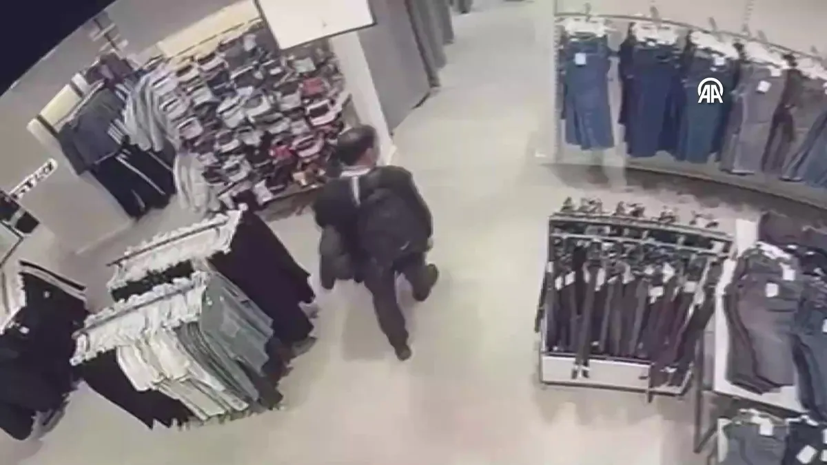 Hatay’da AVM’de hırsızlık yapan zanlı kamerada | Video videosunu izle Hatay’da AVM’de hırsızlık yapan zanlı kamerada | Video videosunu izle