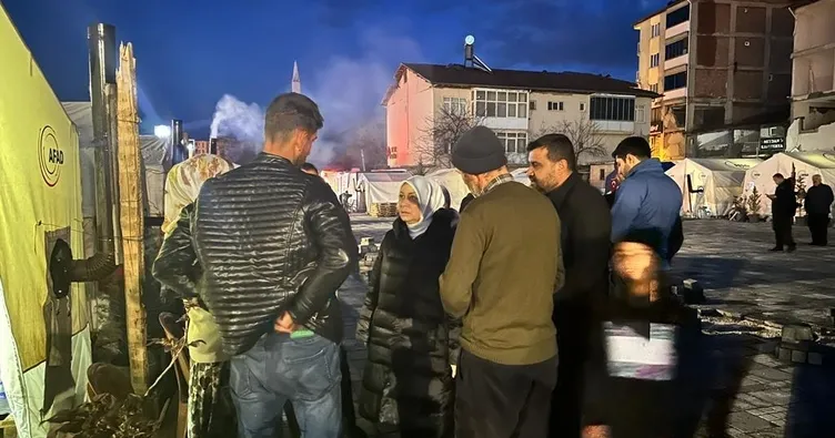 Öznur Çalık, selden etkilenen depremzedeleri ziyaret etti