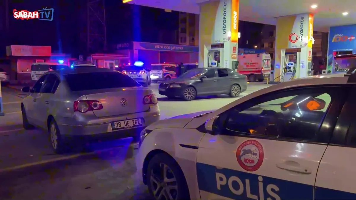 Akaryakıt istasyonunda bıçaklı kavga: 1 ölü, 2 yaralı | Video videosunu izle Akaryakıt istasyonunda bıçaklı kavga: 1 ölü, 2 yaralı | Video videosunu izle