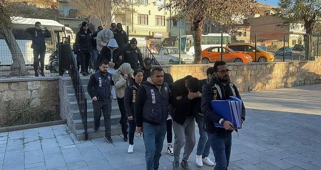 'Gezen Adam' operasyonunda 9 kişi tutuklandı 'Gezen Adam' operasyonunda 9 kişi tutuklandı