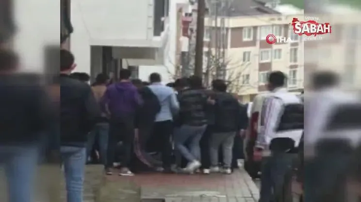 Çocukların kavgasına aileleri de karıştı, ortalık savaş alanına döndü | Video