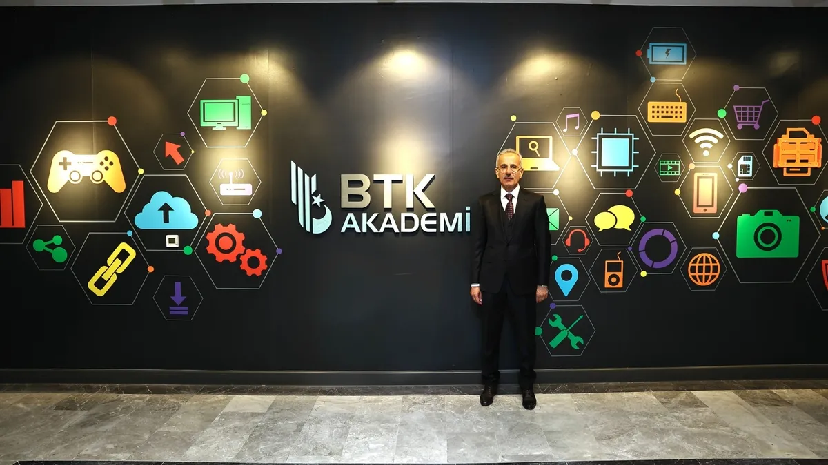 Ulaştırma ve Altyapı Bakanı Abdulkadir Uraloğlu, BTK Akademi eğitim programları hakkında açıklama yapıyor.