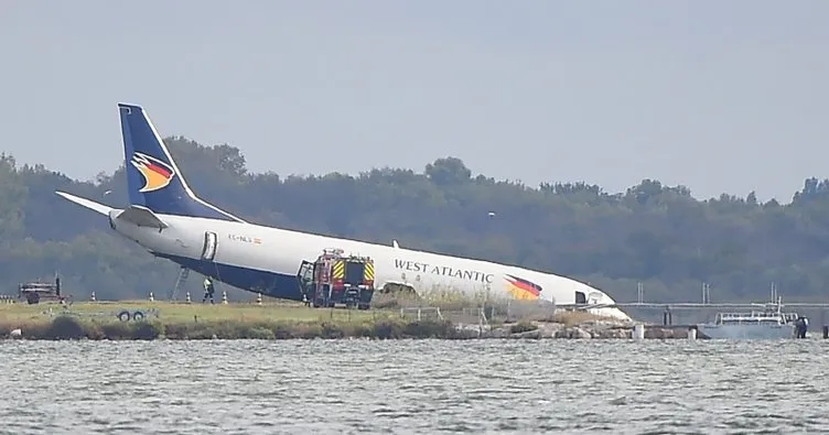 Fransa’da felakete ramak kaldı! Gölete savrulan uçak panik yarattı