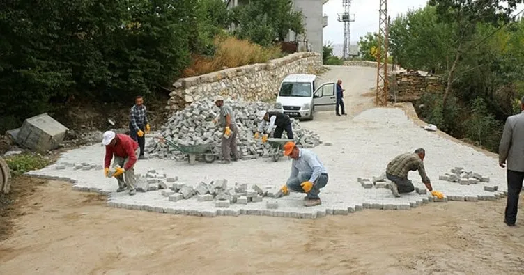 Bitlis’te parke taşı döşeme çalışması