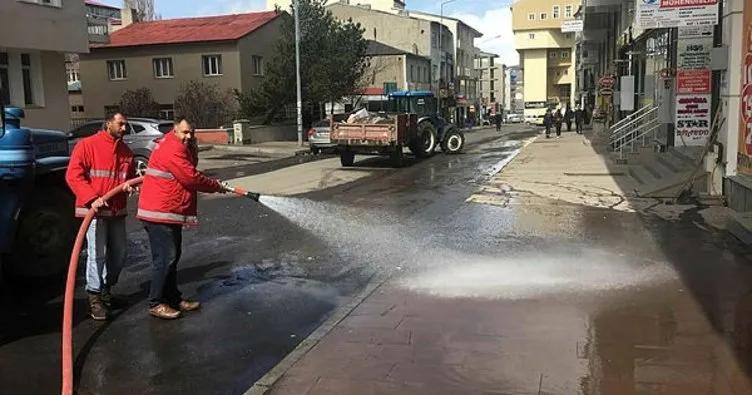 Ardahan Belediyesi yol ve kaldırım temizliği devam ediyor