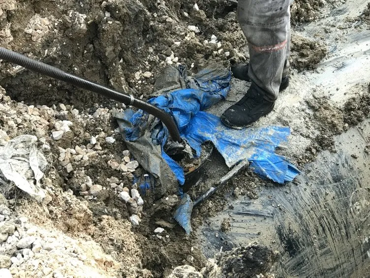 Yan yana 2 musluktan birinden mazot akınca, toprağa gömülü depoya ulaşıldı