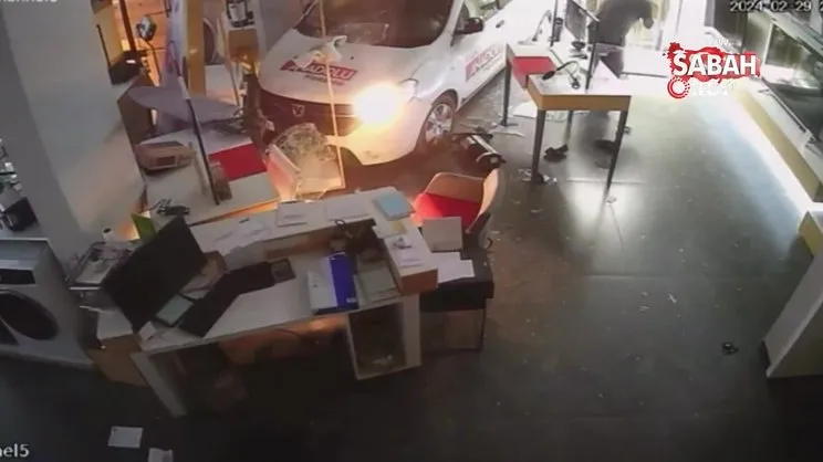 Otomobille çarpışan hafif ticari araç beyaz eşya dükkanına böyle daldı | Video