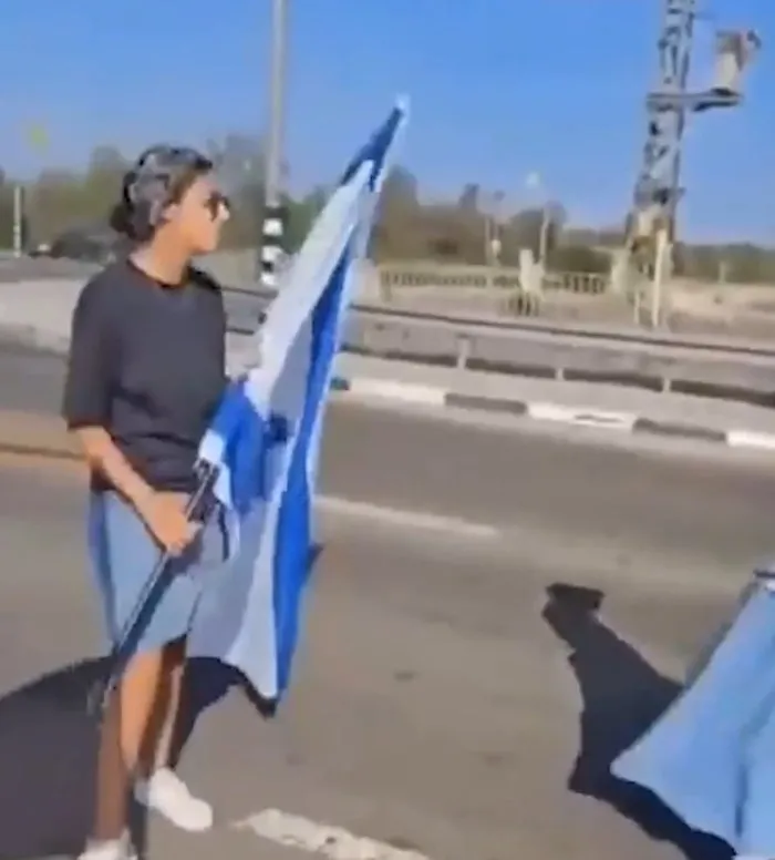 Siyonist İsrail yanlıları yardım tırlarının önünü kesti