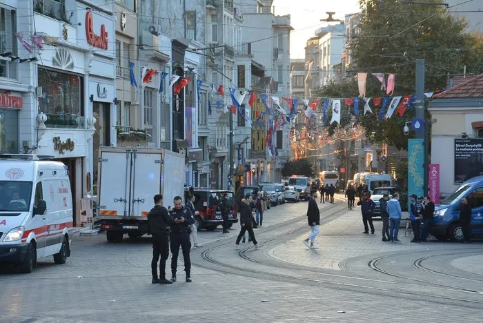 son-dakika-taksim-istiklal-caddesinde-patlama-bolgeye-cok-sayida-ekip-sevk-edildi-1668349062530.jpeg