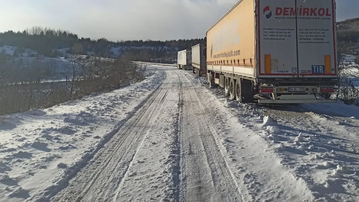 Ardahan’da araçlar yolda kaldı: Ilgar Geçidi’nde kar mesaisi! Ardahan’da araçlar yolda kaldı: Ilgar Geçidi’nde kar mesaisi!