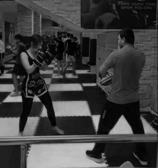 muay-thai-hocasindan-igrenc-taciz-kocasi-taciz-etti-esi-susturmak-istedi-1643168531542.jpg
