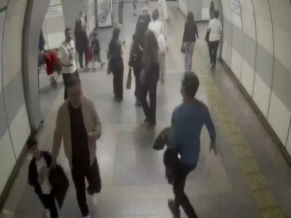 istanbulda-yankesicilik-yontemiyle-cep-telefonu-calan-hirsizlar-sucustu-yakalandi-1780557546696.jpg