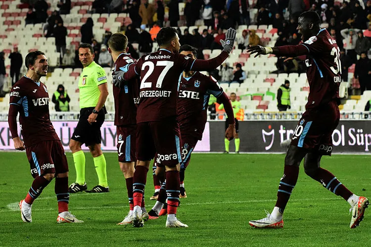 trabzonsporda-isler-rayina-oturdu-abdullah-avcidan-mesaj-1701237650897.jpg