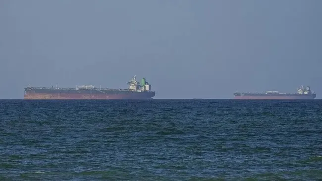 hurmuzde-bae-gemilerine-saldiri-2-petrol-tankeri-vuruldu-1786657922196.jpeg