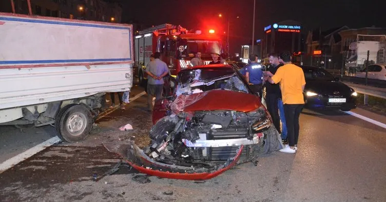 Pendik’te otomobil arıza yapan kamyonete çarptı: 4 yaralı