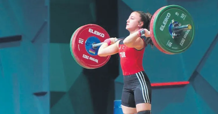 Zorla başladığı halterde madalya avcısı oldu