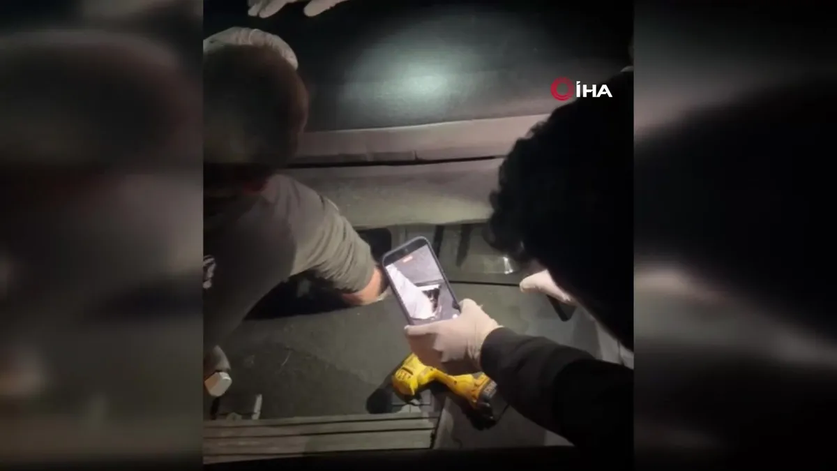 Siirt’te 9 kilo 700 gram esrar ele geçirildi | Video videosunu izle Siirt’te 9 kilo 700 gram esrar ele geçirildi | Video videosunu izle